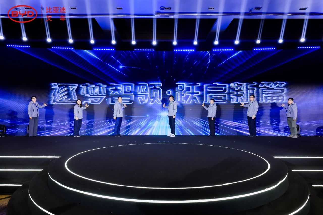 2024比亞迪叉車經(jīng)銷商大會圓滿落幕,世恒集團榮獲多項殊榮! 2024比亞迪叉車經(jīng)銷商大會圓滿落幕,世恒集團榮獲多項殊榮!