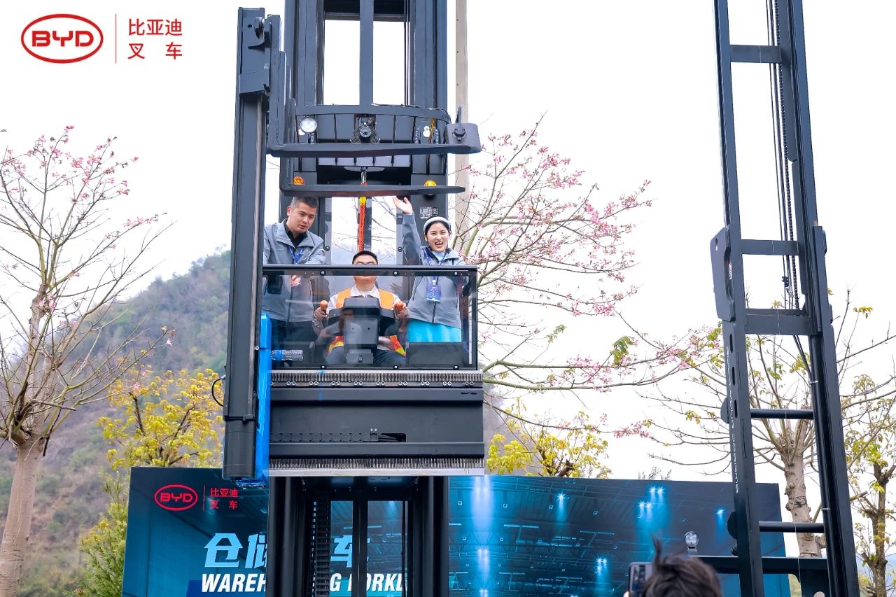 2024比亞迪叉車經(jīng)銷商大會圓滿落幕,世恒集團榮獲多項殊榮! 2024比亞迪叉車經(jīng)銷商大會圓滿落幕,世恒集團榮獲多項殊榮!